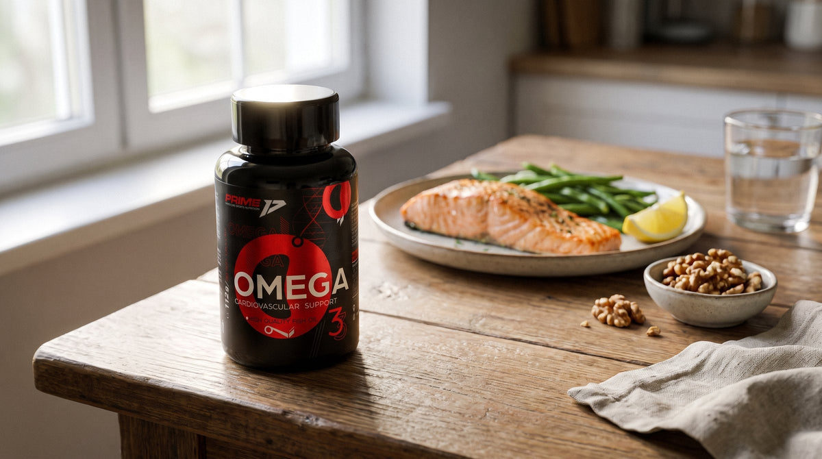 Flacon Omega-3 Prime lângă o farfurie cu somon la cuptor, fasole verde și nuci, pe o masă de lemn la fereastră