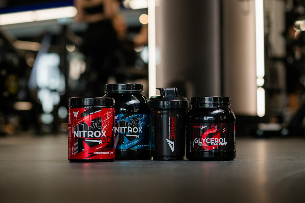 Nitrox 3D, Nitrox No-Stim, shaker Prime și Glycerol Max Pump pe podeaua sălii de forță